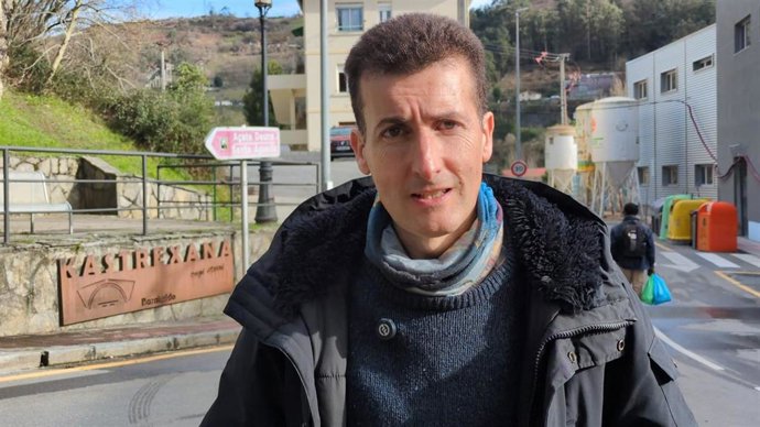 El concejal de Alcaldía de Barakaldo, Gorka Zubiaurre, junto al camino de Santa Águeda.