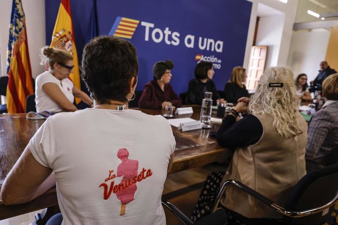 La ministra de Ciencia, Innovación y Universidades, Diana Morant, se reúne, junto a la delegada del Gobierno en la Comunitat Valenciana, Pilar Bernabé, con representantes de colectivos contra el cáncer