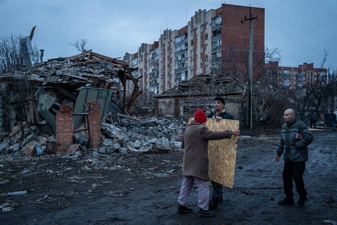 10 de janeiro de 2026, Sloviansk, Oblast de Donetsk, Ucrânia: Moradores passam pelo local atingido por um recente ataque aéreo russo envolvendo uma bomba guiada KAB. Imagem: 1064814344, Licença: Direitos gerenciados, Restrições: , Liberação do modelo: não