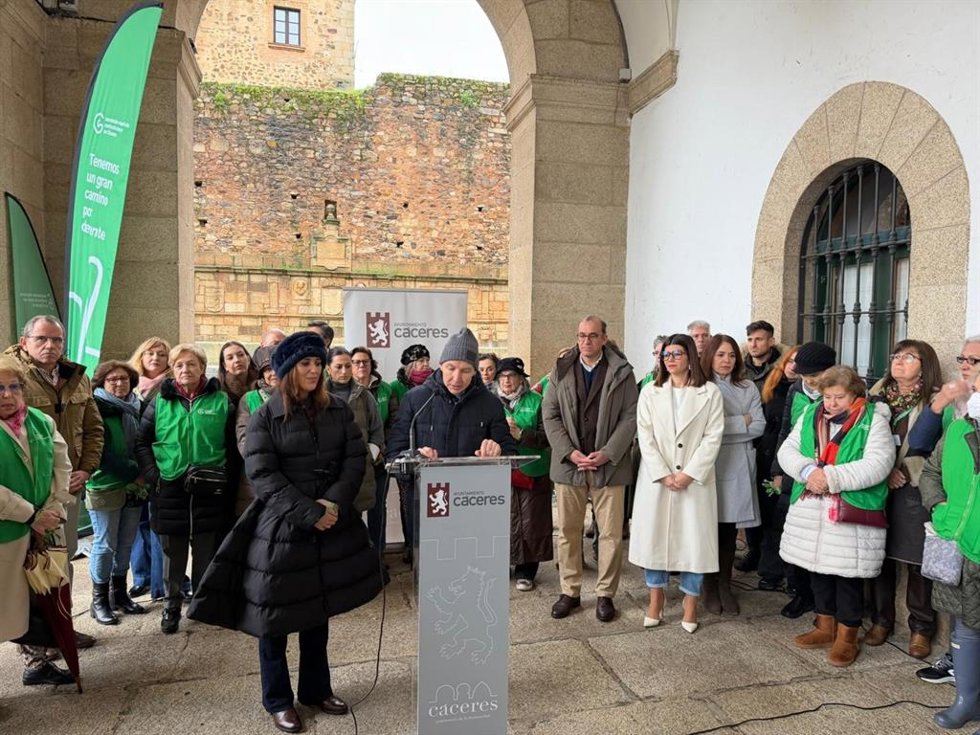 El paciente oncológico Fernando Calle, acompañado de Nieves Julián, ha leído el manifiesto por el Día Mundial contra el Cáncer