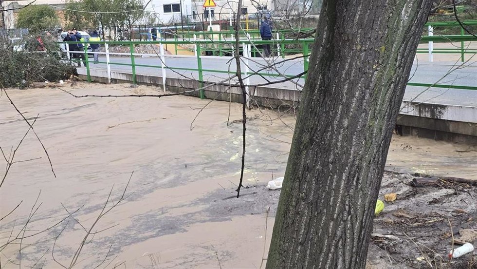 Uno de los puentes en Jimena a punto de ser inundado por el cauce del río.