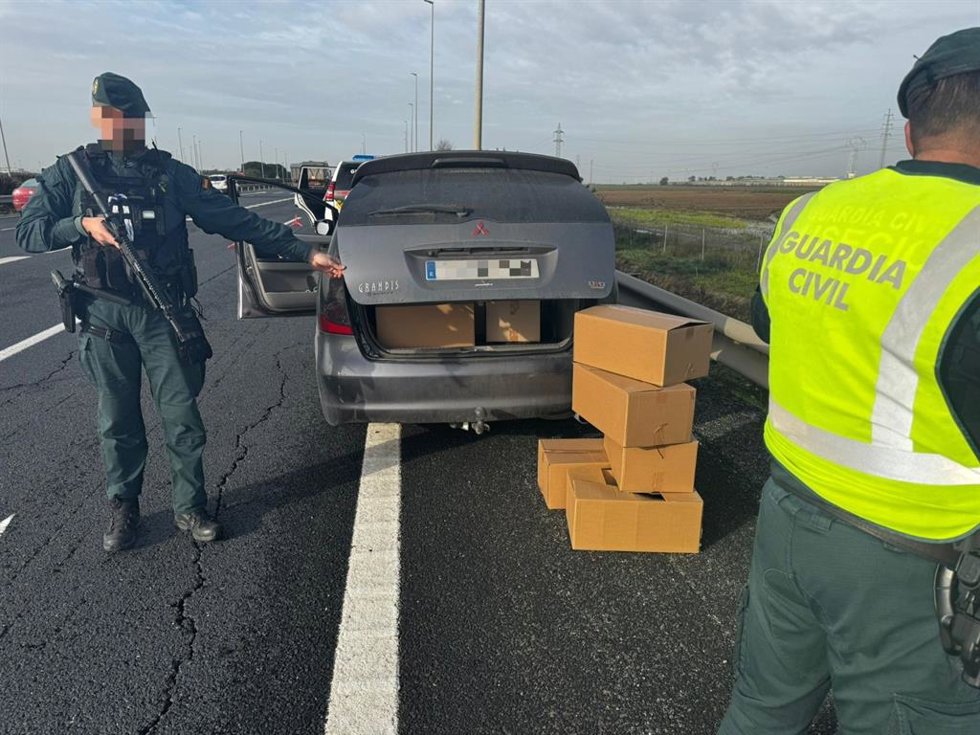 Marihuana intervenida en el maletero del coche.