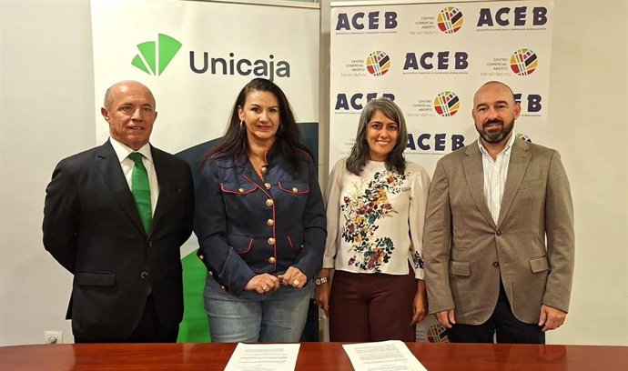 El director de Málaga Costa de Unicaja, Francisco Javier Prieto García; la presidenta de ACEB, Rosa María González Rubia; Pinky Parwani Vazir, directora de la oficina de Arroyo de la Miel-Blas Infante de Unicaja, y Raúl Recio Cañete, tesorero de ACEB