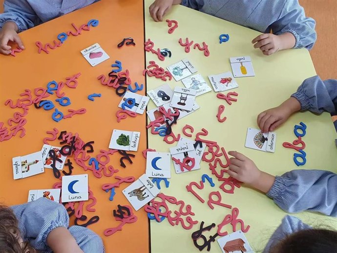 Torrelavega abre el plazo de solicitud de ayudas para comprar libros y material escolar