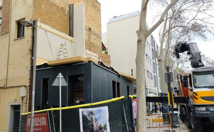 El edificio ya tiene el primer piso construido y se está colocando el segundo.
