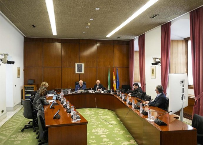 Imagen de este miércoles de la Junta de Portavoces del Parlamento de Andalucía, celebrado en un formato mixto, presencial y telemática, por encontrarse Andalucía en la fase dos del nivel de emergencias.