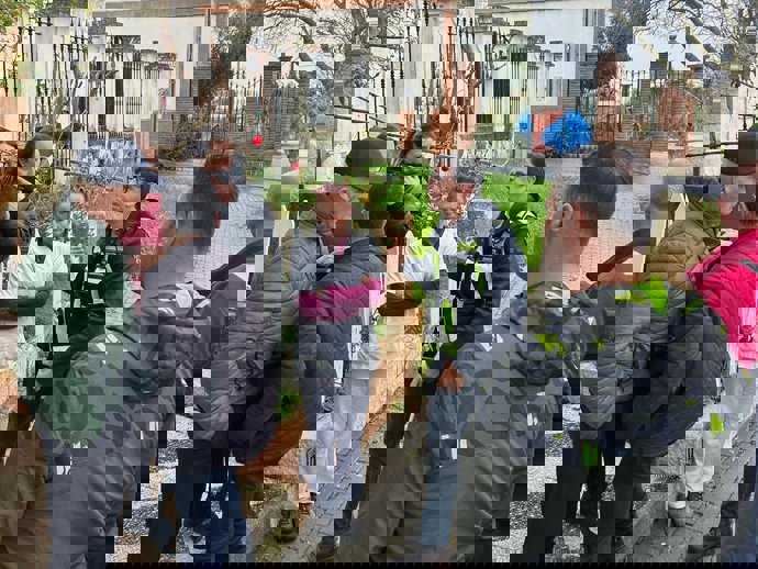 El alcalde de Ayamonte, Alberto Fernández, con los vecinos de Canela