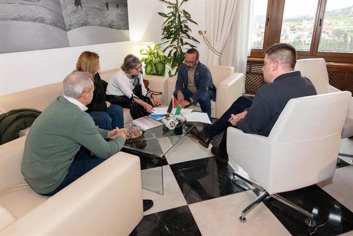 Reunión del presidente de la Diputación de Cáceres, Miguel Ángel Morales, con representantes de la comunidad energética Salto del Calderón