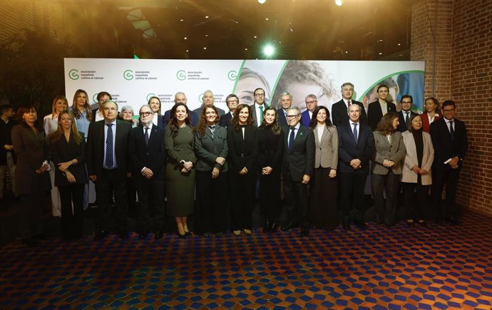 La ministra de Sanidad, Mónica García, intervie junto a la Reina, Letizia Ortiz, en la clausura del acto de la Asociación Española contra el Cáncer (AECC), con motivo del Día Mundial Contra el Cáncer