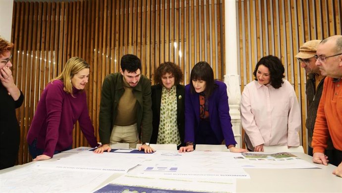 La portavoz nacional del BNG, Ana Pontón, se reúne con la alcaldesa de Santiago, Goretti Sanmartín, y ediles del ejecutivo local de la capital gallega.