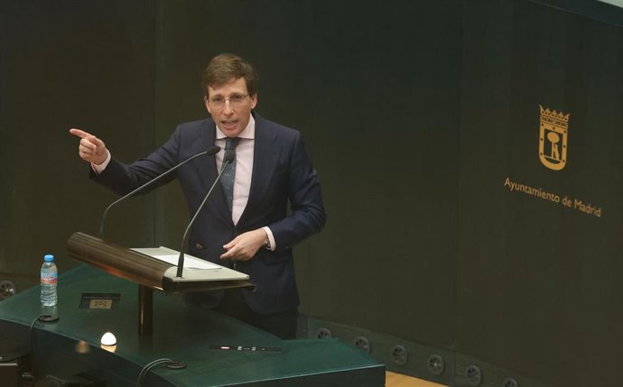 El alcalde de Madrid, José Luis Martínez-Almeida, interviene durante una sesión plenaria en el Ayuntamiento de Madrid, a 27 de enero de 2026, en Madrid (España).