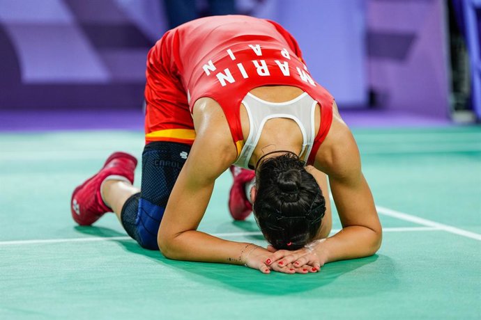 Archivo - Arquivo - Carolina Marin, da Espanha, se machuca no segundo set e abandona a partida contra Bing Jiao He, da China, durante a semifinal feminina de badminton na quadra 1 da La Chapelle Arena, durante os Jogos Olímpicos de Paris 2024, em 4 de ago