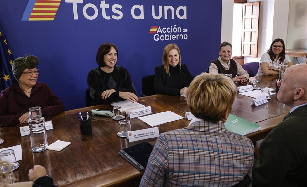 La ministra de Ciencia, Innovación y Universidades, Diana Morant (c-i), junto con la delegada del Gobierno en la Comunitat Valenciana, Pilar Bernabé (c-d), se reúne con representantes de asociaciones de lucha contra el cáncer, en la Delegación del Gobie