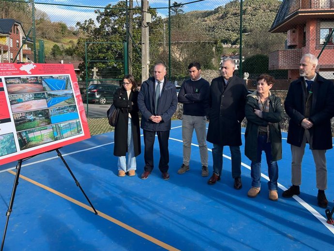 Fomento y Educación renuevan con 40.000 euros la pista multideporte del CRA Asón de Limpias