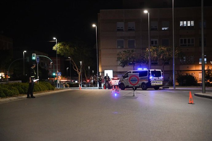 Archivo - Dispositivo de control policial nocturno de la Policía Local de Almería.