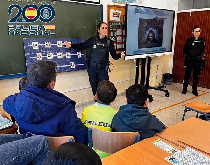 La Policía Nacional en Málaga introduce un nuevo método inclusivo en sus charlas en los colegios