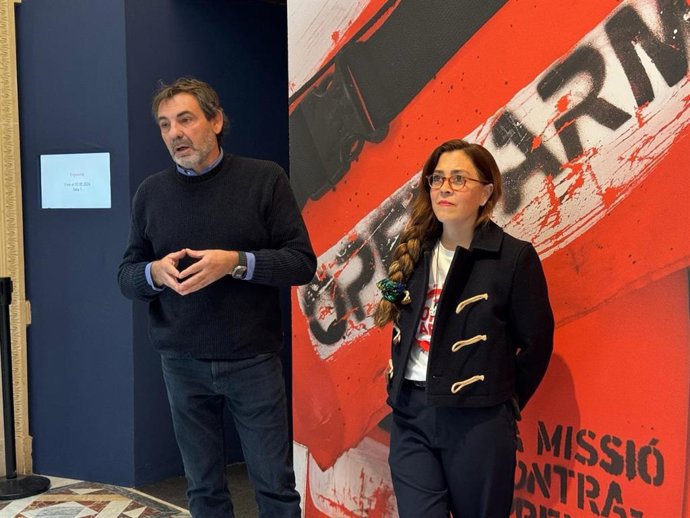 El fundador de Open Arms, Òscar Camps, y la coordinadora del departamento de Educación de Open Arms, Ángeles Schjaer, antes de comenzar la visita a la exposición este miércoles en Barcelona