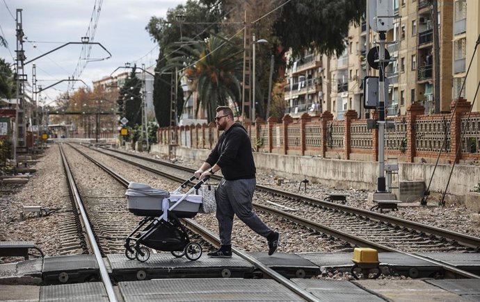 Archivo - Varias personas cruzan el paso a nivel de Alfafar, a 4 de enero de 2024, en Alfafar, Valencia, Comunidad Valenciana (España). 