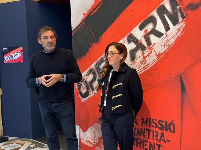 El fundador de Open Arms, Òscar Camps, y la coordinadora del Departamento de Educación de Open Arms,  Ángeles Schjaer, antes de la visita a la exposición este miércoles