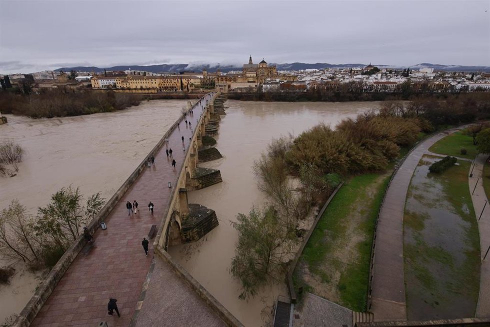El río Guadalquivir presenta una importante crecida de caudal a su paso por Córdoba capital tras haber sido barrida por la borrasca Leonardo.