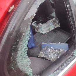 La Policía Local de Alcalá de Henares, durante un servicio de vigilancia preventiva, encontró dos coches estacionados con ventanillas rotas en Gustavo Adolfo Bécquer.