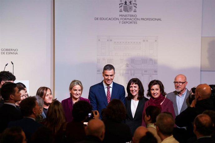 El presidente del Gobierno, Pedro Sánchez (c), y la ministra de Educación, Milagros Tolón (2i), durante la jornada ‘Formación Profesional y Empresa: la alianza que impulsa el futuro’
