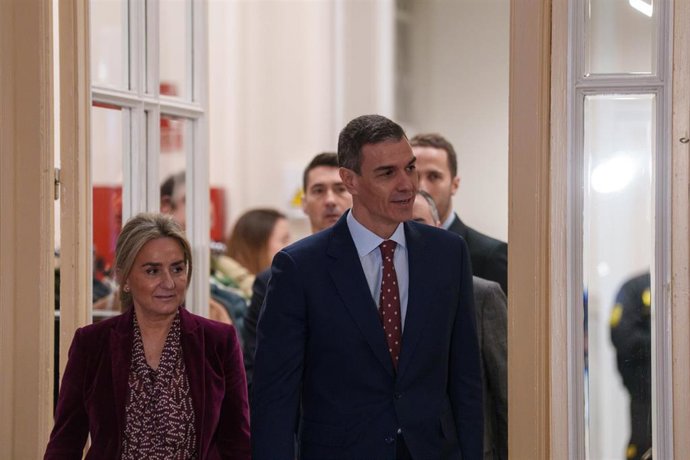 El presidente del Gobierno, Pedro Sánchez, y la ministra de Educación, Milagros Tolón,