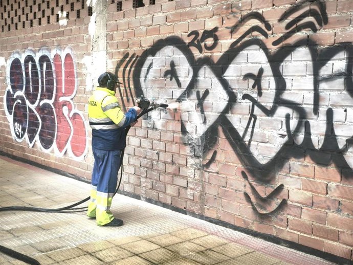 Archivo - Un operario limpia un 'grafiti' durante una de las campañas realizadas por el Ayuntamiento de Logroño en 2025