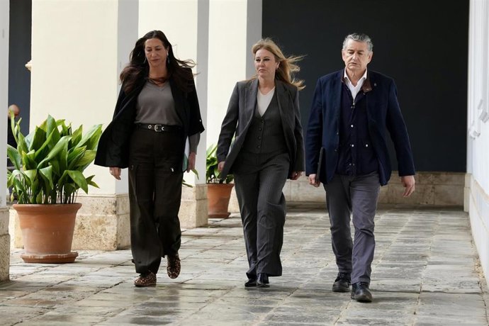 La consejera de Economía, Hacienda y Fondos Europeos de la Junta, Carolina España (c) ; el consejero de Sanidad, Presidencia, y Emergencias, Antonio Sanz y  la consejeras de Inclusión Social y de Desarrollo Educativo, Loles López (I) .