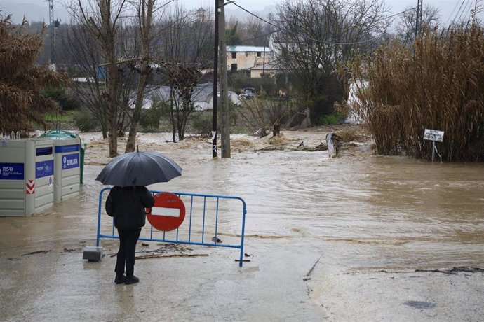 Imagen de carreteras anegadas de agua por las fuertes lluvias que ha provocado la borrasca Leonardo en Ronda (Málaga). A 4 de febrero de 2026 en Ronda, Málaga (Andalucía, España). Unas 300 personas permanecen aisladas en zonas rurales de la ciudad malague