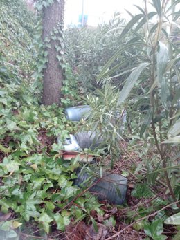 Entre los vertidos, la Policía Local ha encontrado garrafas con aceite de motor.