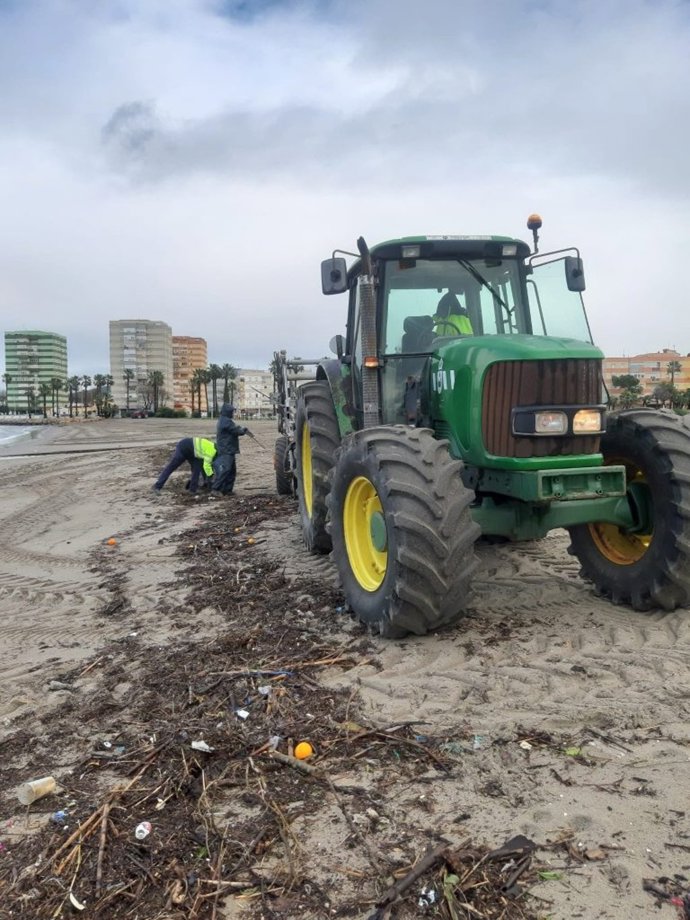 Operarios de Playas retirando residuos del litoral de La Línea de la Concepción (Cádiz)