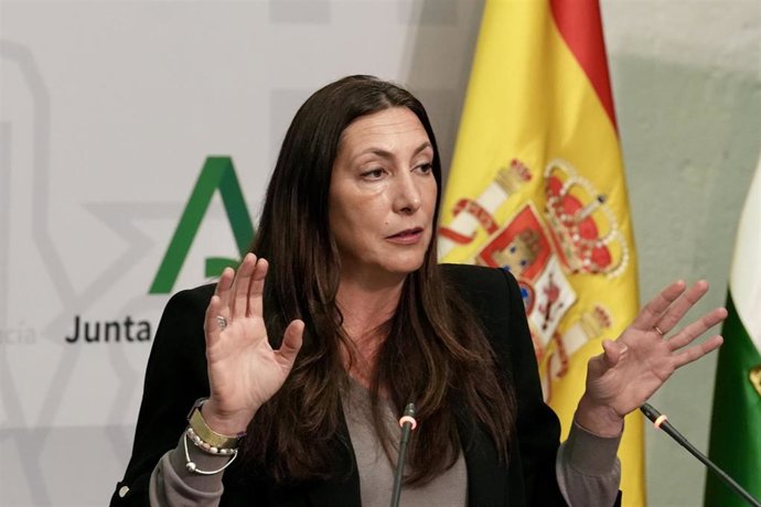 Las consejeras de Inclusión Social y de Desarrollo Educativo, Loles López, en la rueda de prensa posterior a la reunión semanal del Consejo de Gobierno de la Junta de Andalucía. 