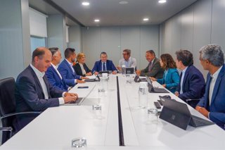 Archivo - Los consejeros Antonio Sanz y Jorge Paradela, en una imagen de archivo de una visita a la sede de la Unidad Aceleradora de Proyectos (UAP).