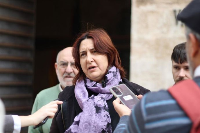 La coordinadora de EUPV, Rosa Pérez Garjio, atiende a los medios