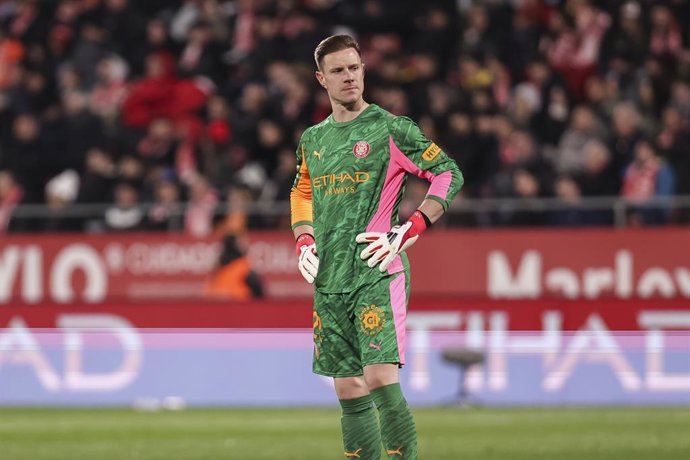 Marc-Andre ter Stegen, do Girona FC, observa durante a partida de futebol da liga espanhola, LaLiga EA Sports, disputada entre o Girona FC e o Getafe CF no estádio Montilivi, em 26 de janeiro de 2026, em Girona, Espanha.
