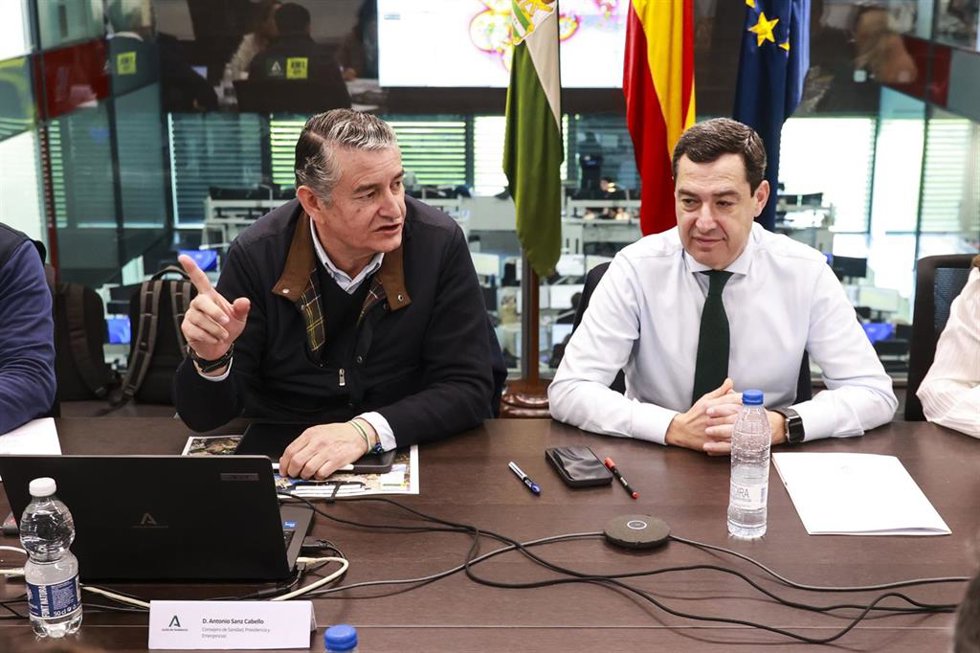 El presidente de la Junta de Andalucía, Juanma Moreno, junto a el consejero de Sanidad, Presidencia, y Emergencias de la Junta de Andalucía, Antonio Sanz, presiden la reunión del comité asesor del Plan de Emergencias, ayer martes