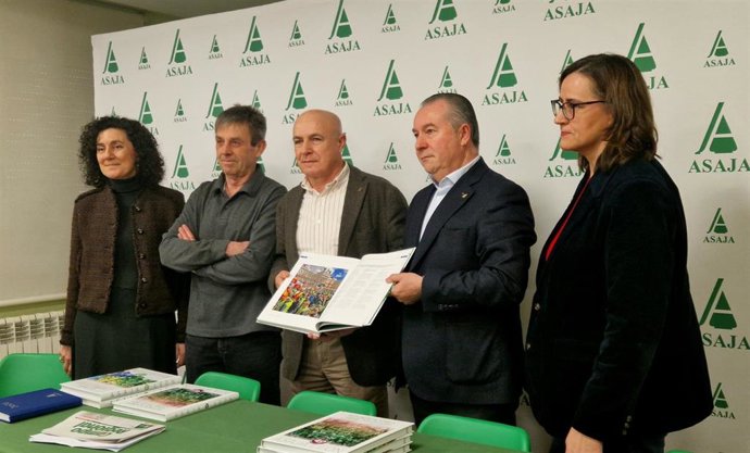 El secretario general de Asaja León, José Antonio Turrado (centro), presenta el libro del que es autor sobre la actividad agraria leonesa en los últimos 15 años junto al presidente de Asaja Castilla y León, Donaciano Dujo (a su derecha).