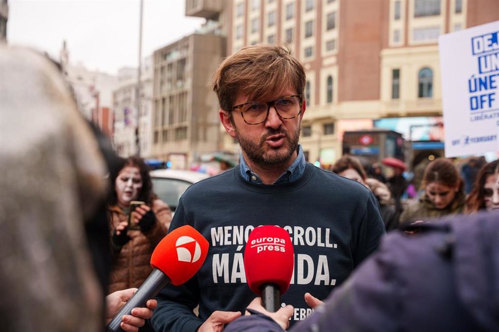 El sociólogo y fundador del Movimiento OFF, Diego Hidalgo, ofrece declaraciones a los medios durante una manifestación contra la dependencia digital, en la plaza de Callao, a 17 de enero de 2026, en Madrid (España). Movimiento OFF ha convocado esta acci