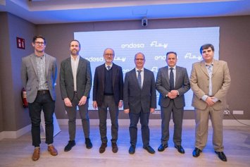 De izquierda a derecha, Josh Eichman (IREC), Miguel Pardo (e-distribución), Martín Ribas (Endesa), Simón Gornés (Consell de Menorca), Fernando Diz-Lois (e-distribución) y Jacob Rodríguez (e-distribución).