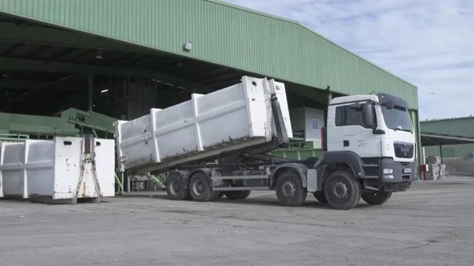 Archivo - Un vehículo de Resurja en la planta de tratamiento Jaén Sierra Sur.