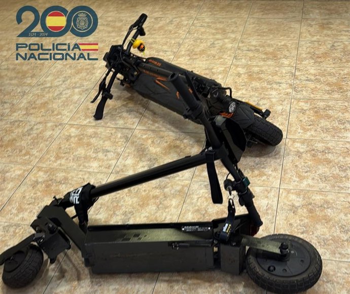 Los dos patinetes intervenidos a los menores.