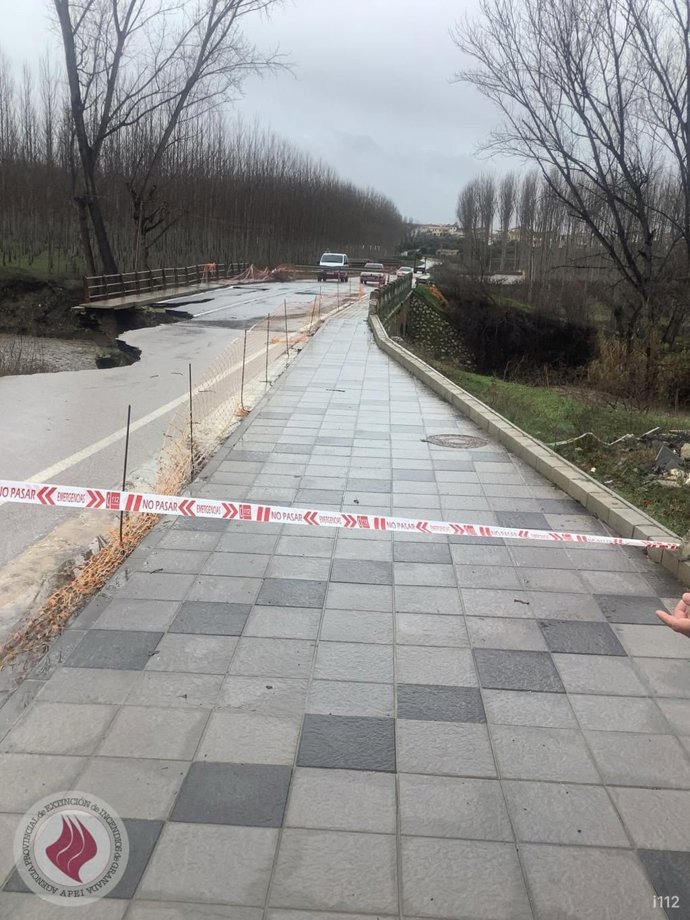 Cae parte del puente de Benalúa de las Villas por el temporal.