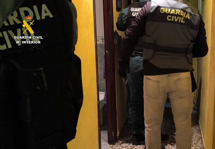 Detingudes set persones d'un grup criminal amb més de 85 robatoris en bars d'una desena de províncies.