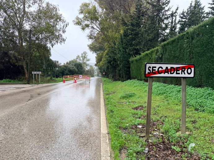 Acceso al núcleo poblacional de Secadero en Casares (Málaga), cortado por el paso de la borrasca 'Leonardo'.