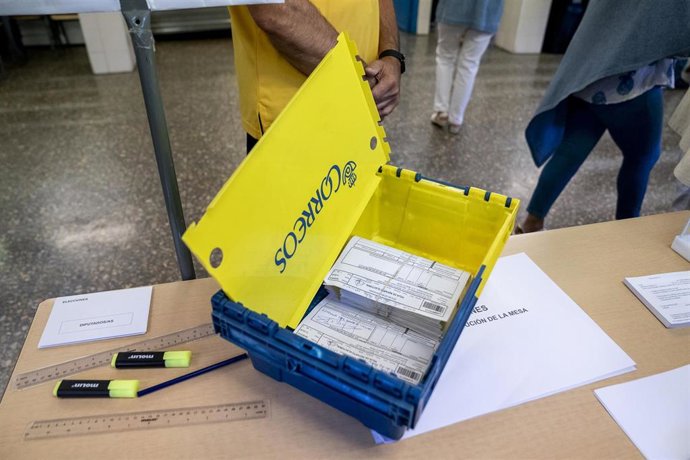 Archivo - Una caja con votos por correo en un colegio electoral de Madrid 