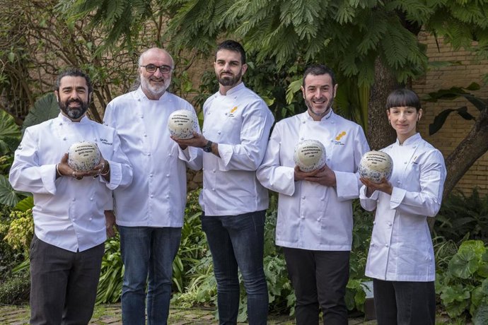 Los cuatro restaurantes galardonados con el premio Sol Sostenible #AlimentosdEspaña 2026 posan en los jardines de Bombas Gens (Valencia).