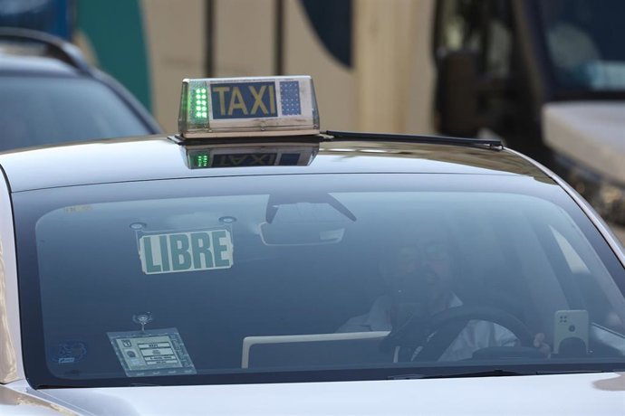 Archivo - Un taxi recorre Madrid, a 16 de septiembre de 2025, en Madrid (España). El sector del taxi madrileño se sumará desde el 15 hasta el 22 de septiembre a la semana de la movilidad ofreciendo un descuento de 3 euros en sus servicios a través del ser