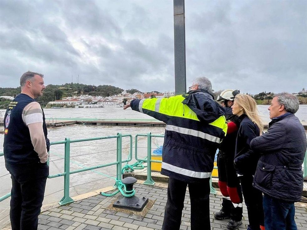 La subdelegada del Gobierno en Huelva, María José Rico, durante su visita a Sanlúcar del Guadiana.