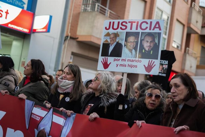 Representantes de las asociaciones de víctimas en la manifestación con el lema 'Mazón a presó', a 31 de enero de 2026, en Benetússer